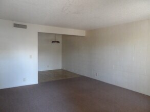 555 S Royal Crest Cir in Las Vegas, NV - Building Photo - Building Photo