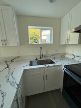 18633 Community St, Unit Junior ADU in Northridge, CA - Foto de edificio - Building Photo