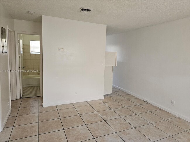 2451 NW 8th Pl in Fort Lauderdale, FL - Building Photo - Building Photo