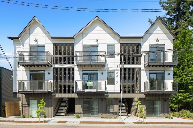 8417 SW 24th Ave in Portland, OR - Foto de edificio - Building Photo