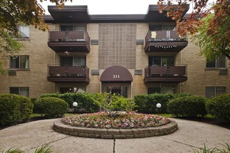 Salem Lane Apartments in Arlington Heights, IL - Building Photo - Building Photo