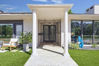 5010 N Braeswood Blvd in Houston, TX - Foto de edificio - Building Photo