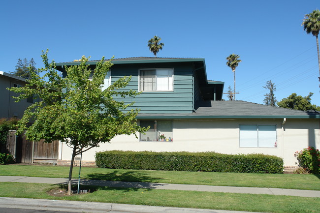 5685 Almaden Road in San Jose, CA - Foto de edificio - Building Photo