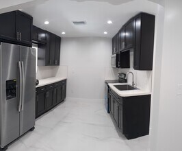 2379 NW 102nd St in Miami, FL - Foto de edificio - Building Photo