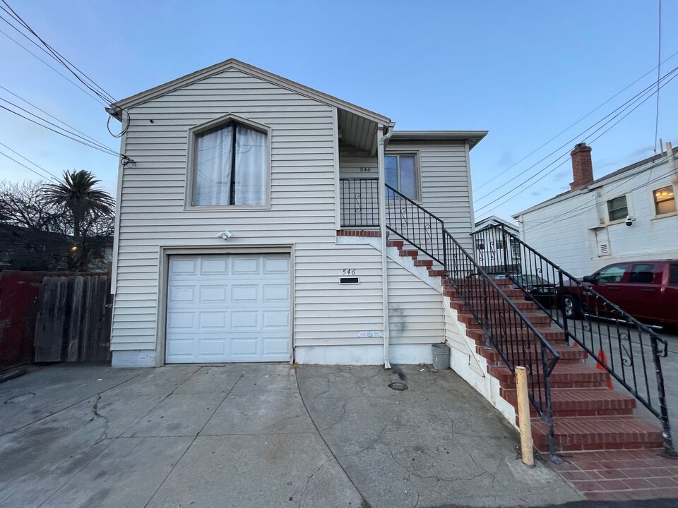 546 3rd Ln in South San Francisco, CA - Building Photo