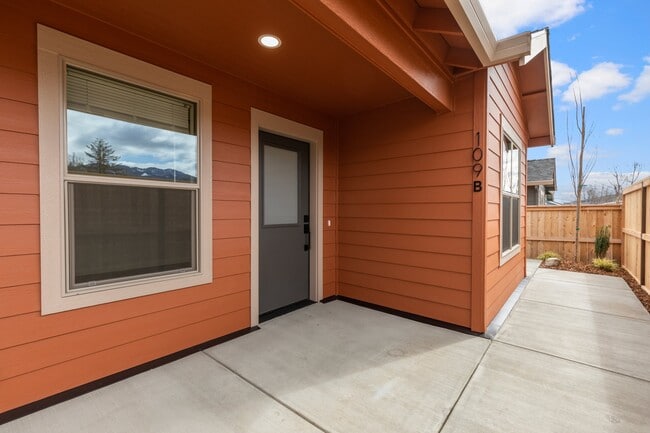 109 Gangnes Dr in Talent, OR - Building Photo - Building Photo