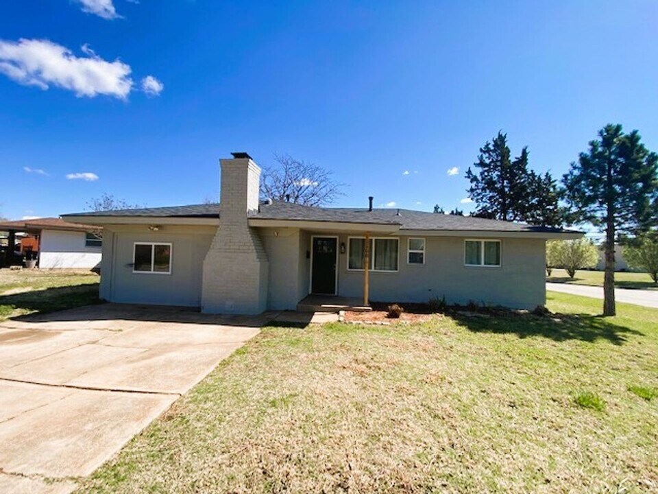 1100 Elmhurst St in Moore, OK - Building Photo