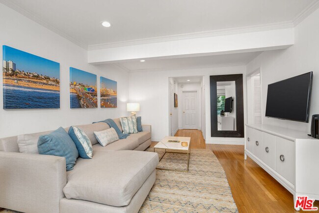 2101 Ocean Ave in Santa Monica, CA - Foto de edificio - Building Photo