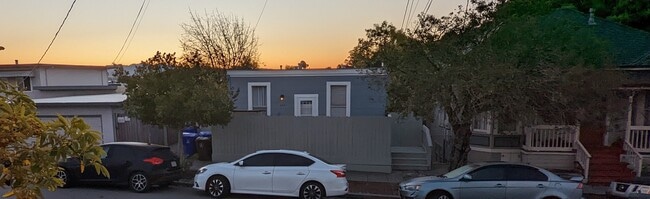 121 Santa Fe Ave, Unit A in Richmond, CA - Foto de edificio - Building Photo