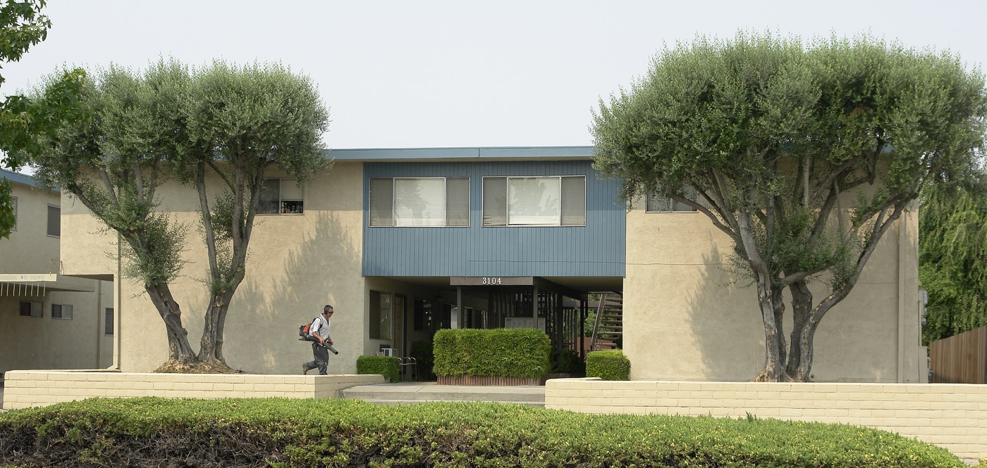 3104 Lone Tree Way in Antioch, CA - Foto de edificio