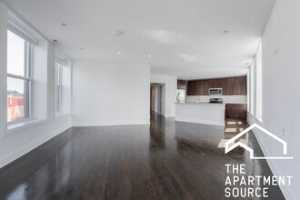 2450 N Milwaukee Ave, Unit 2 in Chicago, IL - Building Photo - Building Photo