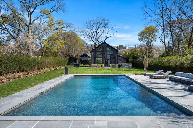 405 Mill Rd in Westhampton, NY - Building Photo - Building Photo