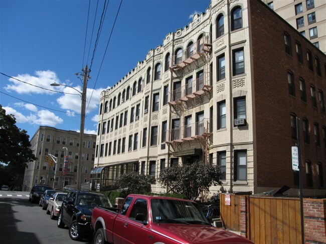 75 Hancock St, Unit 7 in Cambridge, MA - Foto de edificio - Building Photo