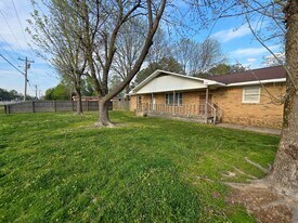 706 N Holman St in Brookland, AR - Building Photo