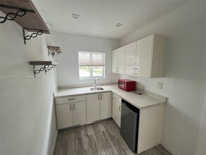 220 Collins Ave in Miami Beach, FL - Foto de edificio - Building Photo