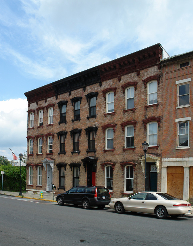 258 Warren St in Hudson, NY - Building Photo - Building Photo