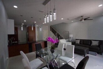 12 E St in Mission, TX - Foto de edificio - Building Photo