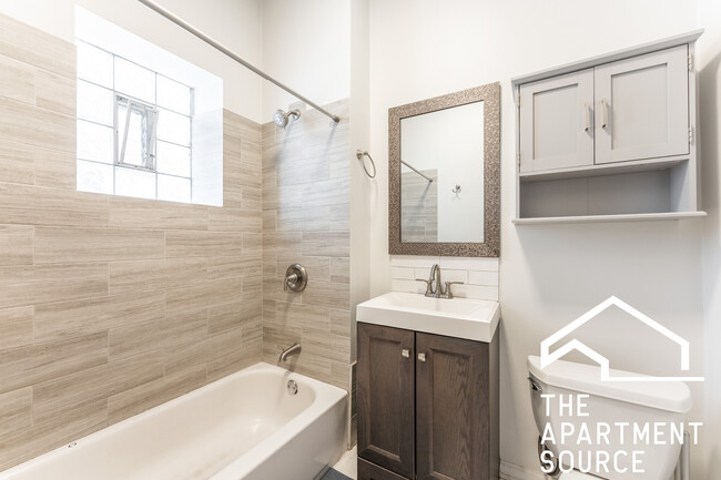 2738 W Chicago Ave, Unit 2 in Chicago, IL - Foto de edificio - Building Photo