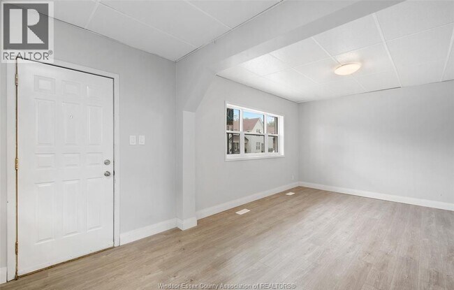 736 University Ave E in Windsor, ON - Foto de edificio - Building Photo
