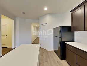 2159 NW Woodland Dr in McMinnville, OR - Foto de edificio - Building Photo