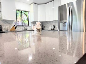 20429 NE 10th Ct Rd in Miami, FL - Building Photo