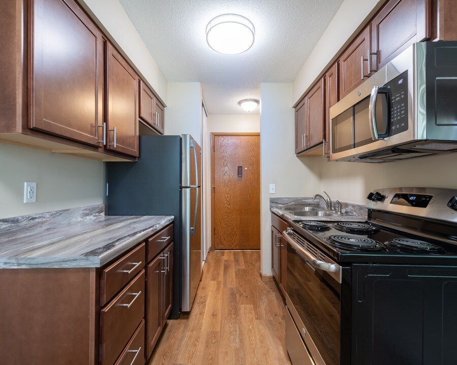 Lakeview Apartments in New Brighton, MN - Building Photo