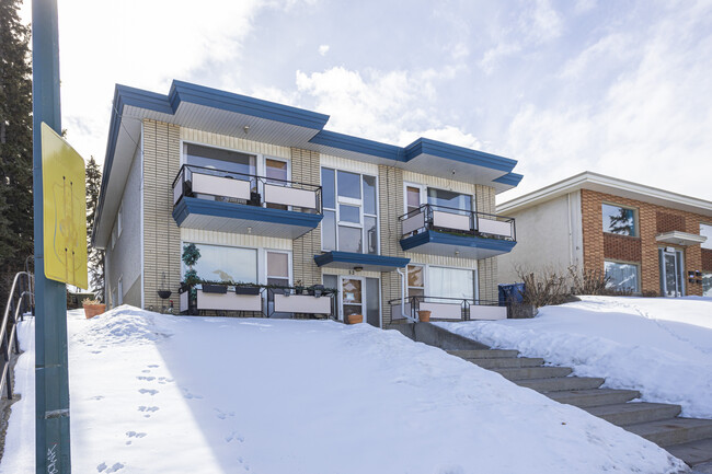 53 Chelsea St NW in Calgary, AB - Building Photo - Building Photo