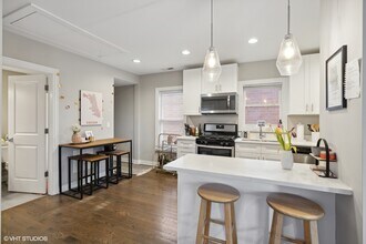 330 W Evergreen Ave in Chicago, IL - Building Photo - Building Photo