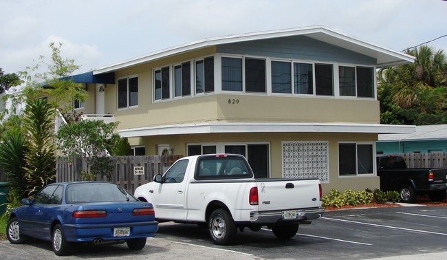 829 NE 18th Ave in Fort Lauderdale, FL - Foto de edificio - Building Photo