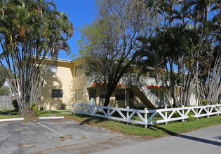 Sunland Apartments in Wilton Manors, FL - Building Photo - Building Photo