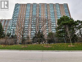 135 Hillcrest Ave in Mississauga, ON - Building Photo