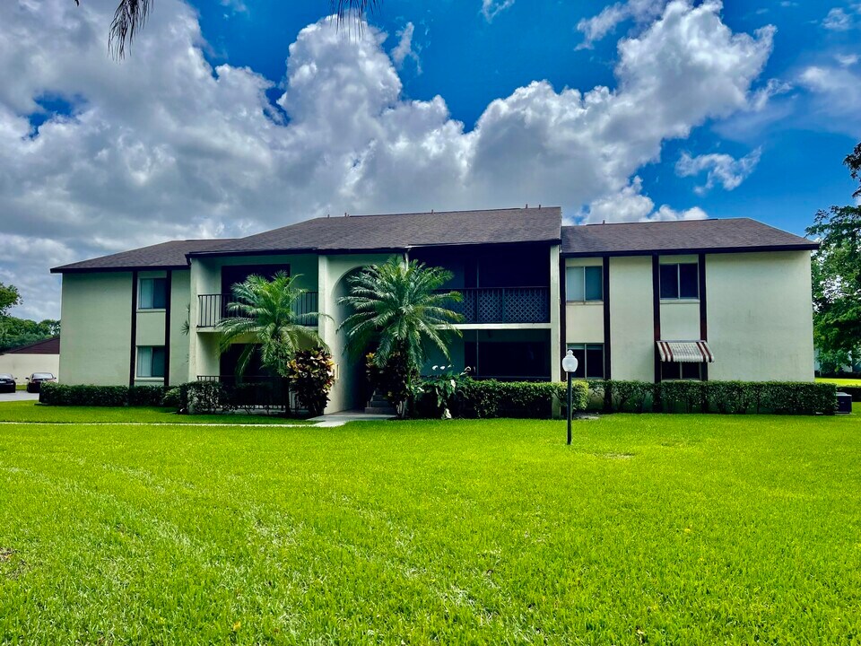 4857 Sable Pine Cir in West Palm Beach, FL - Building Photo