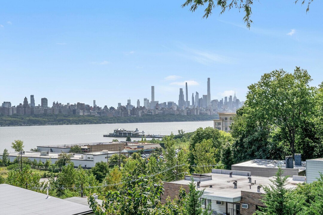 156 Undercliff Ave, Unit 2 in Edgewater, NJ - Building Photo