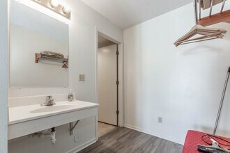590 Spruce St, Unit 100 in Rapid City, SD - Building Photo - Building Photo