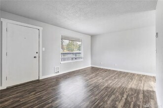 Westland Apartments in Lakewood, WA - Foto de edificio - Building Photo