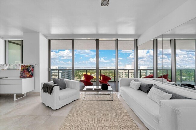 5875 Collins Ave in Miami Beach, FL - Building Photo - Building Photo