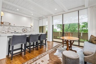 2575 Peachtree Rd in Atlanta, GA - Building Photo - Building Photo