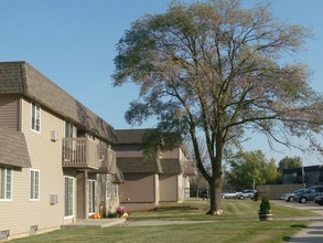 Apartment Homes of Wildwood Preserve in Oak Creek, WI - Foto de edificio - Building Photo