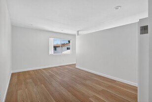 994 Valencia Street in Costa Mesa, CA - Building Photo