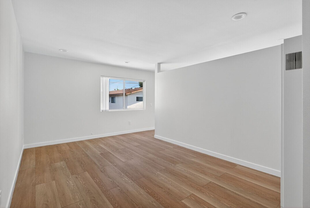 994 Valencia Street in Costa Mesa, CA - Building Photo