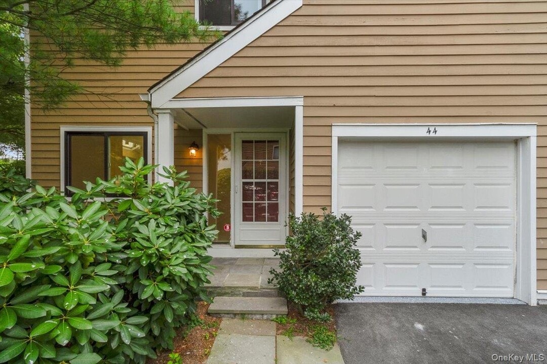 44 Brook Farm Close in Chappaqua, NY - Building Photo