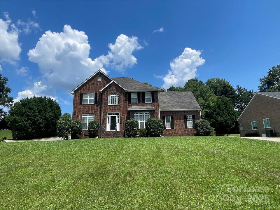 5650 Berry Ridge Dr in Harrisburg, NC - Building Photo