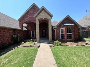 12621 Lexington Dr in Oklahoma City, OK - Foto de edificio - Building Photo