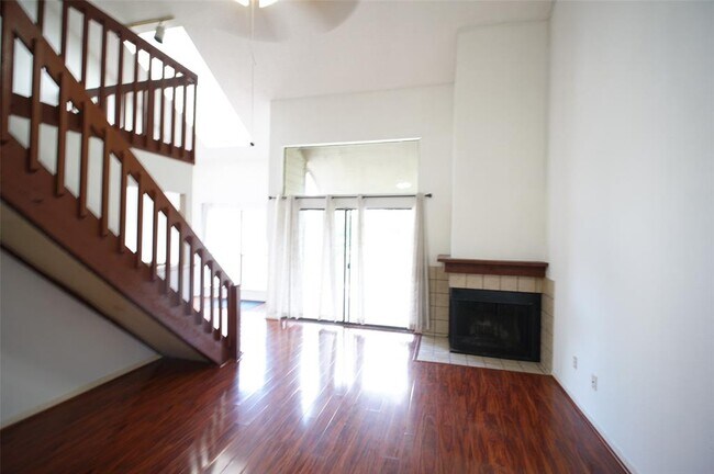 8575 Sands Point Dr in Houston, TX - Building Photo - Building Photo