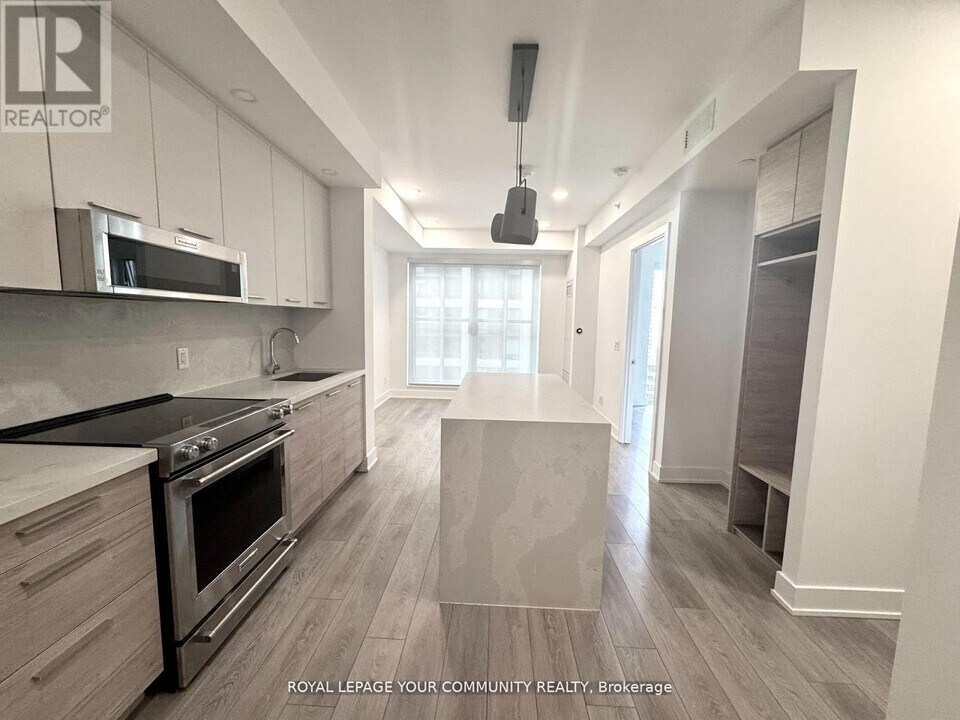 200 Redpath Ave in Toronto, ON - Building Photo