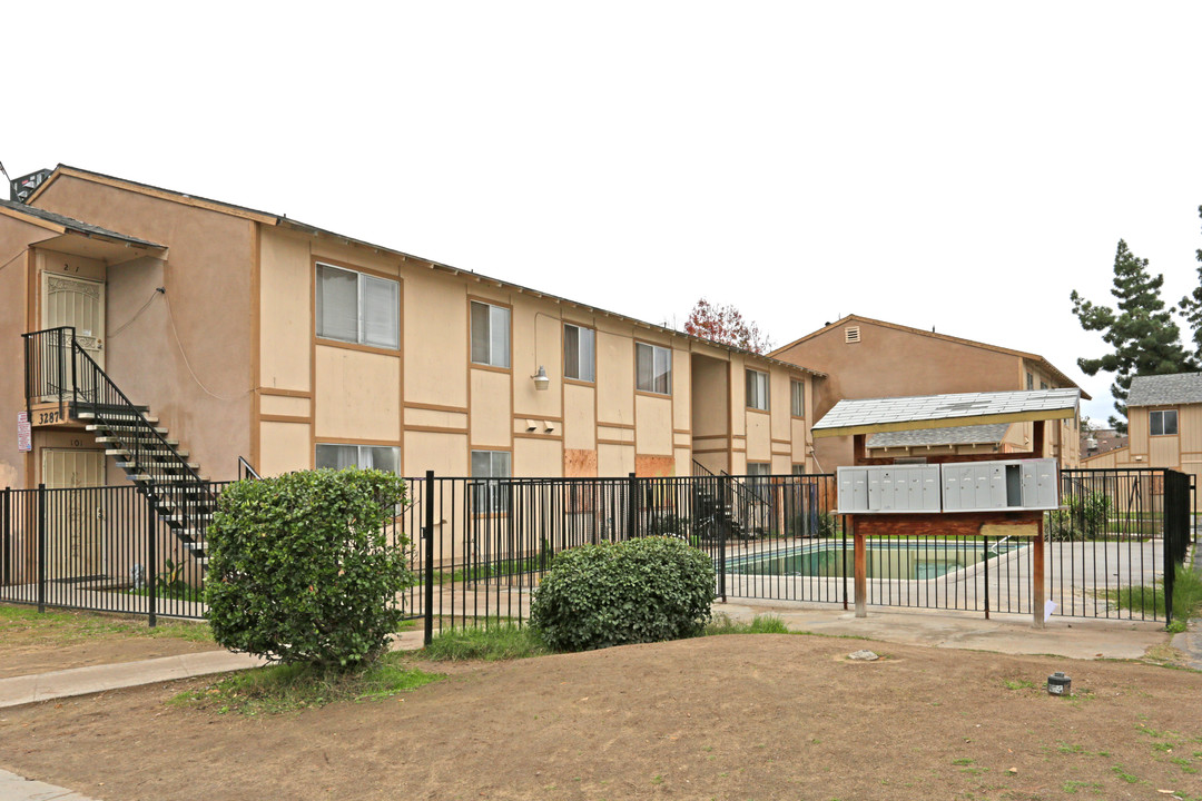 Castaway Apartments in Fresno, CA - Building Photo