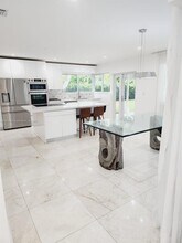 7425 SW 128th St in Miami, FL - Foto de edificio - Building Photo
