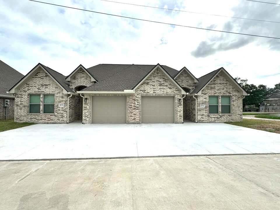 520 S 28th St in Nederland, TX - Building Photo