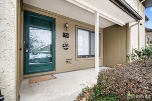 70 Hampshire Dr in Plainsboro, NJ - Building Photo