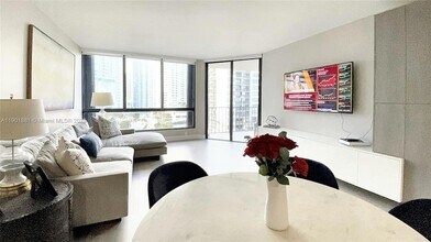 520 Brickell Key Dr, Unit A1010 in Miami, FL - Building Photo - Building Photo